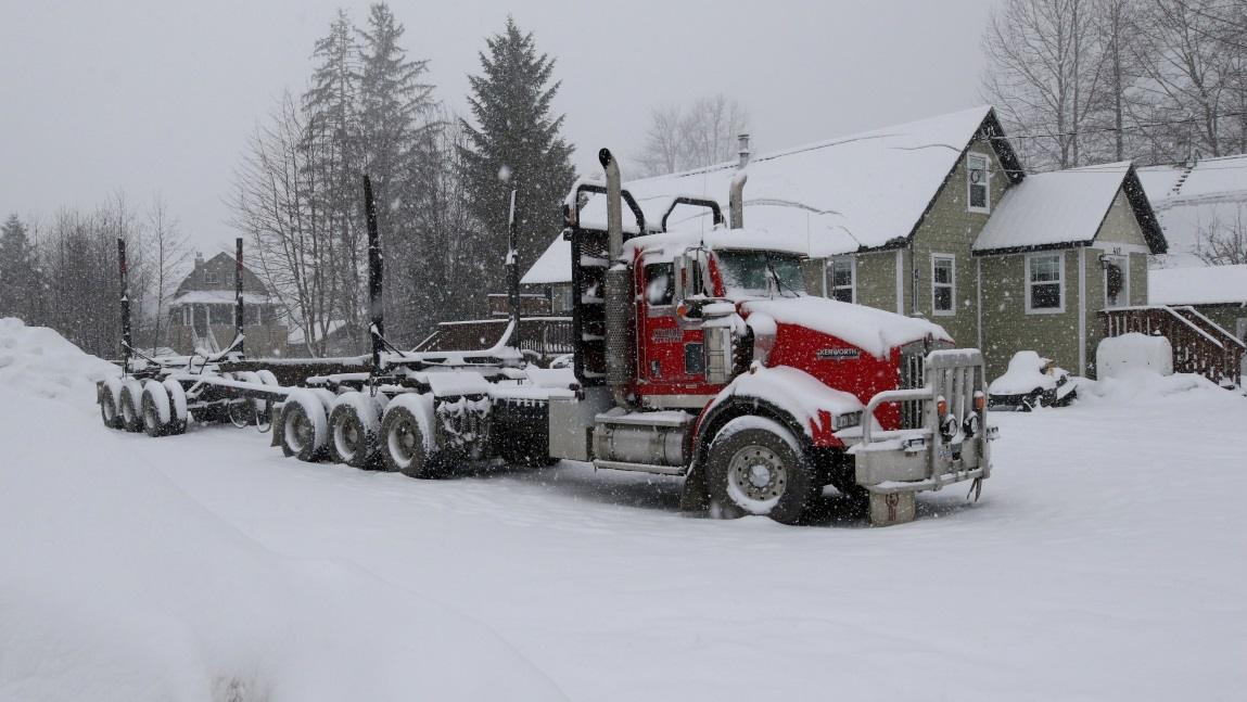 Log hauling truck