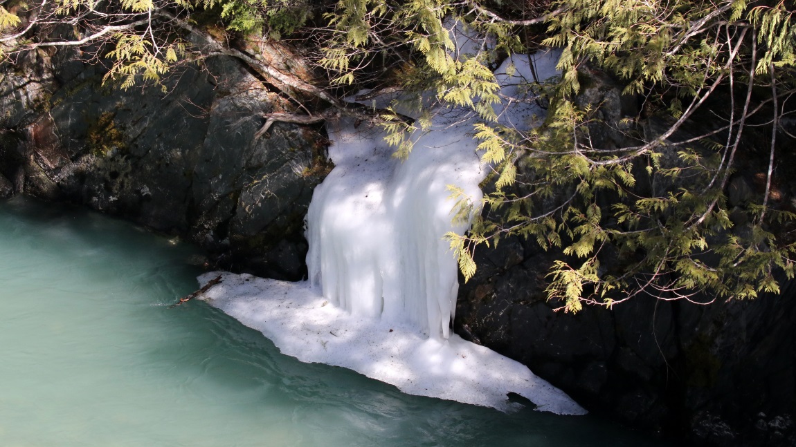 Icefall into the Nusatsum River