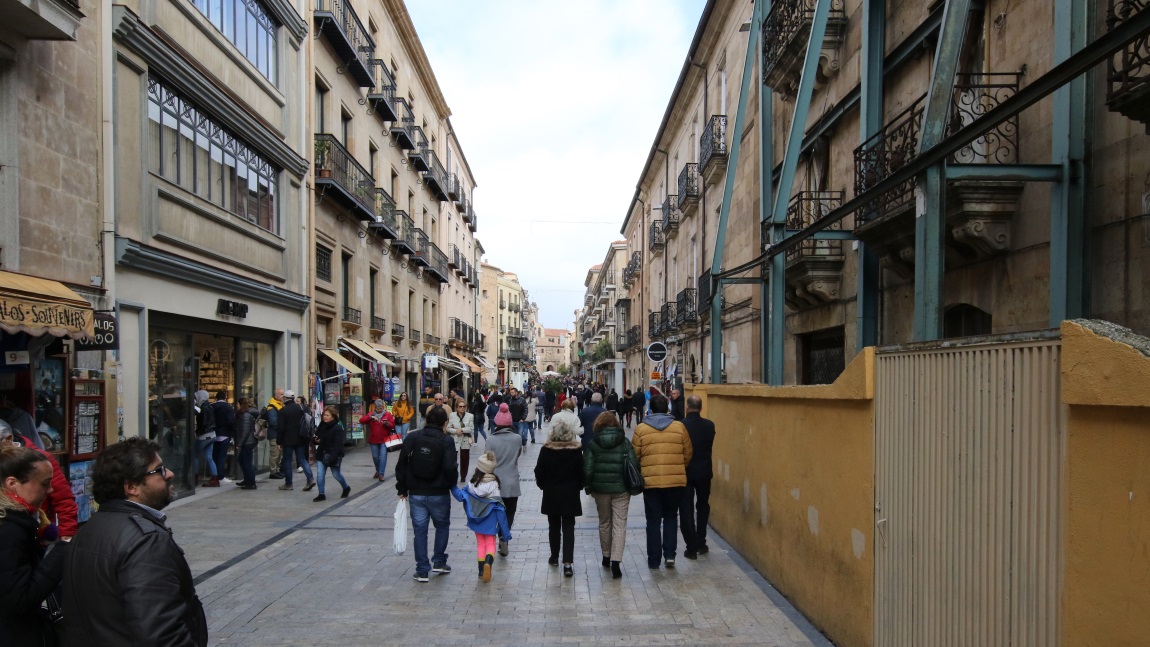Walking Northeast on Rua Mayor