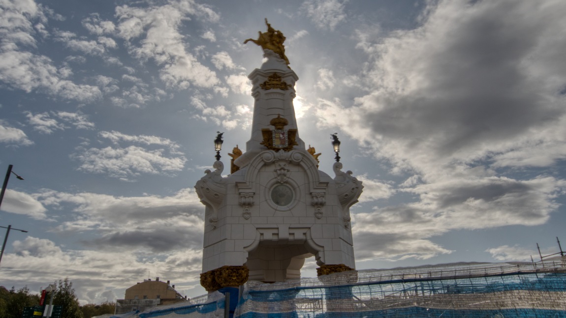 Statue on the Maria Cristina bridge