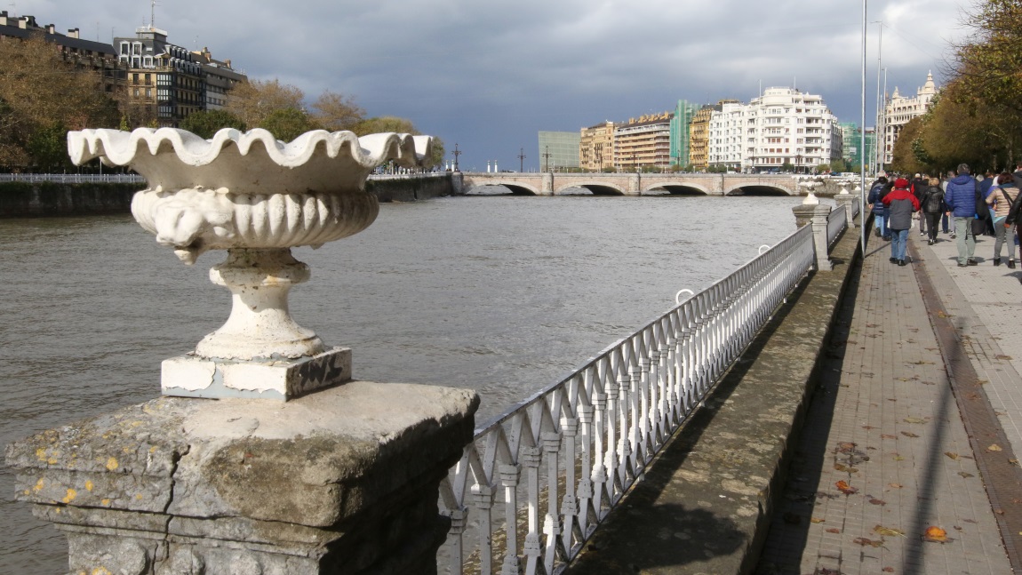Sidewalk following the Urumea River