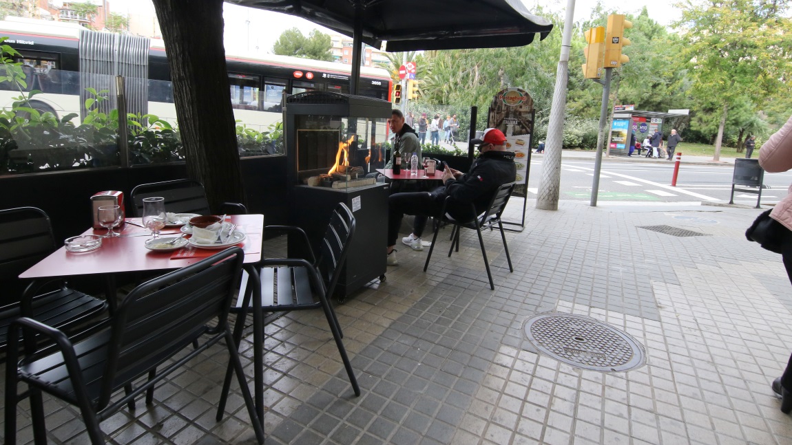 Outdoor cafe in Plaza de Gaud�