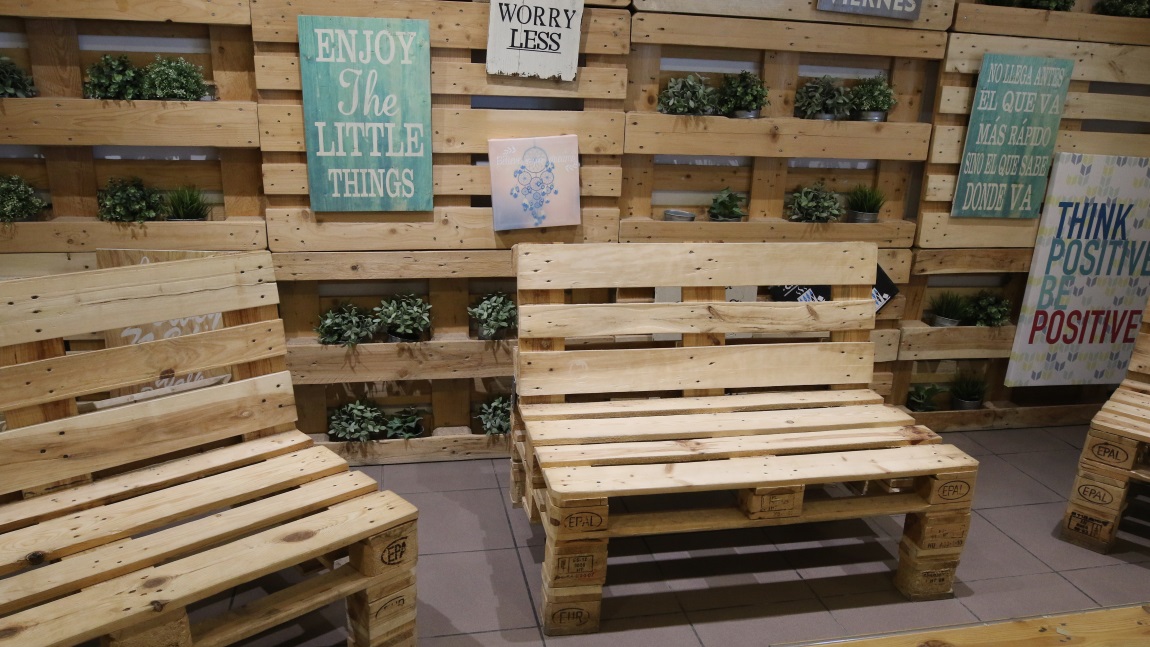 Neat pallet chairs