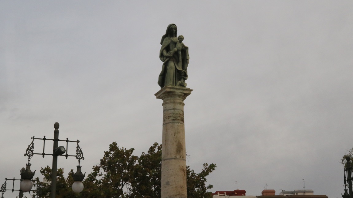 Monument a la Mare de Du del Carme