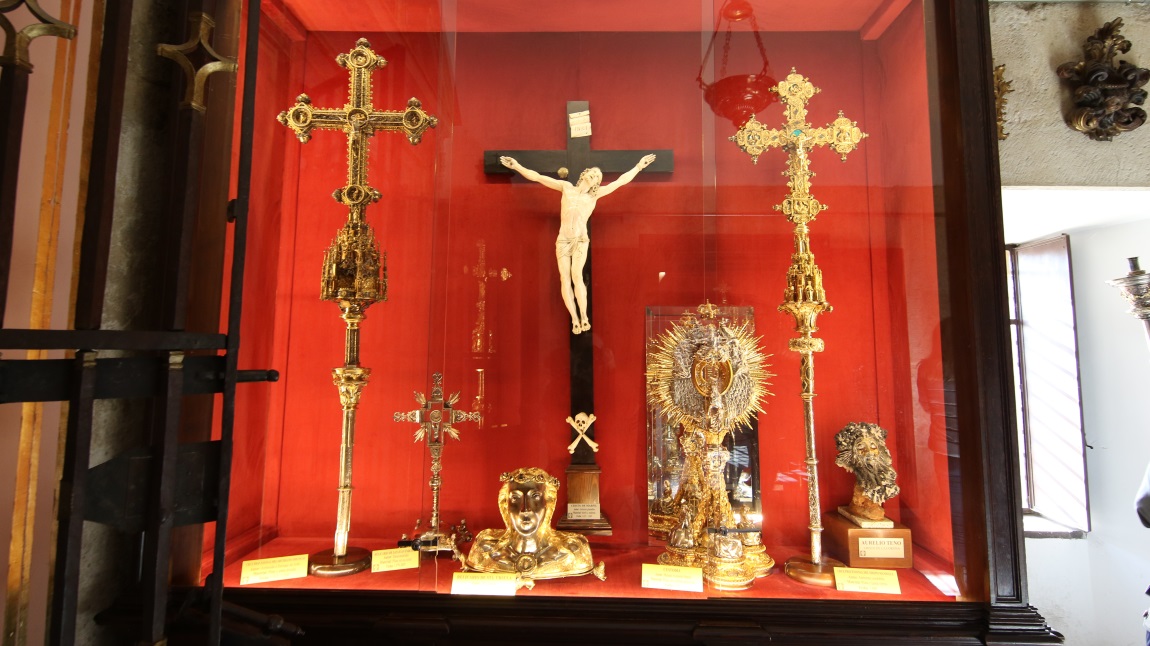 Display of golden items