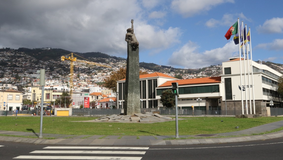 Praa da Autonomia statue