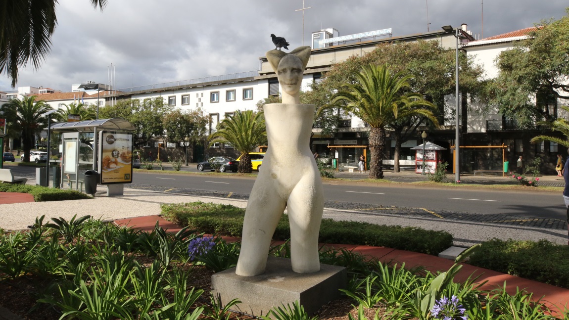 Sculpture in Plaza do Povo